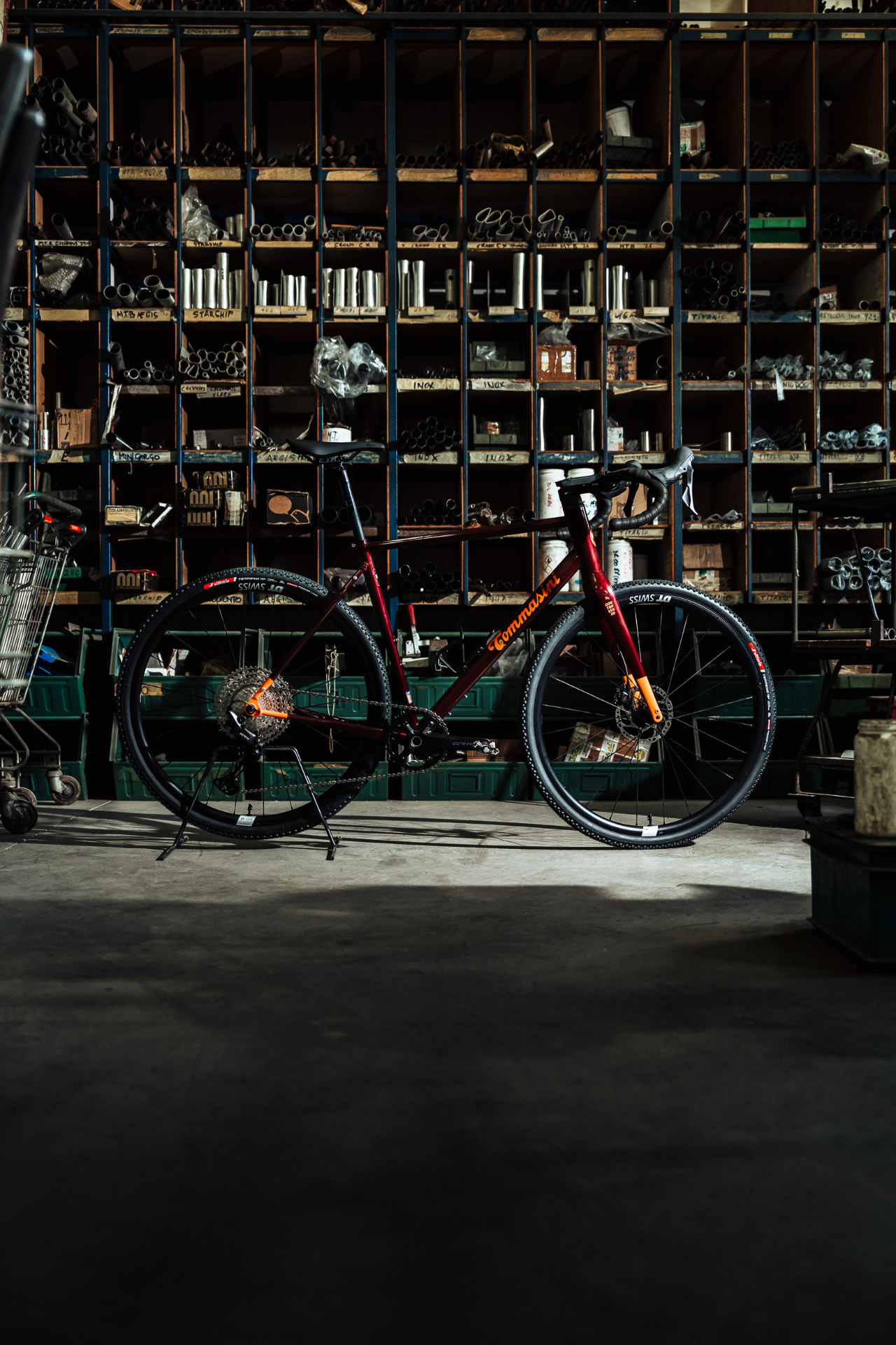 Tommasini Controvento Argentario steel frame in metallic blue, vertical side profile in the tubing store